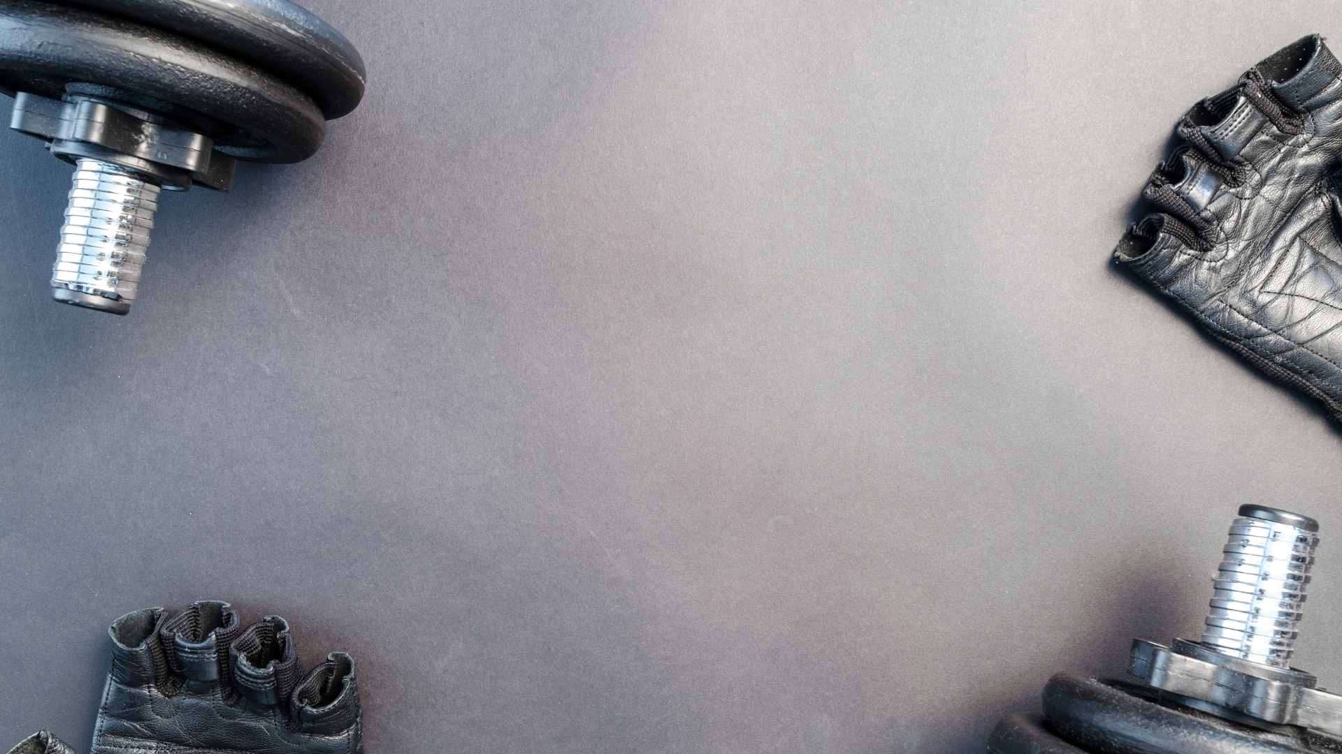 haltères et gants de musculation sur fond gris pour article de blog salle de sport