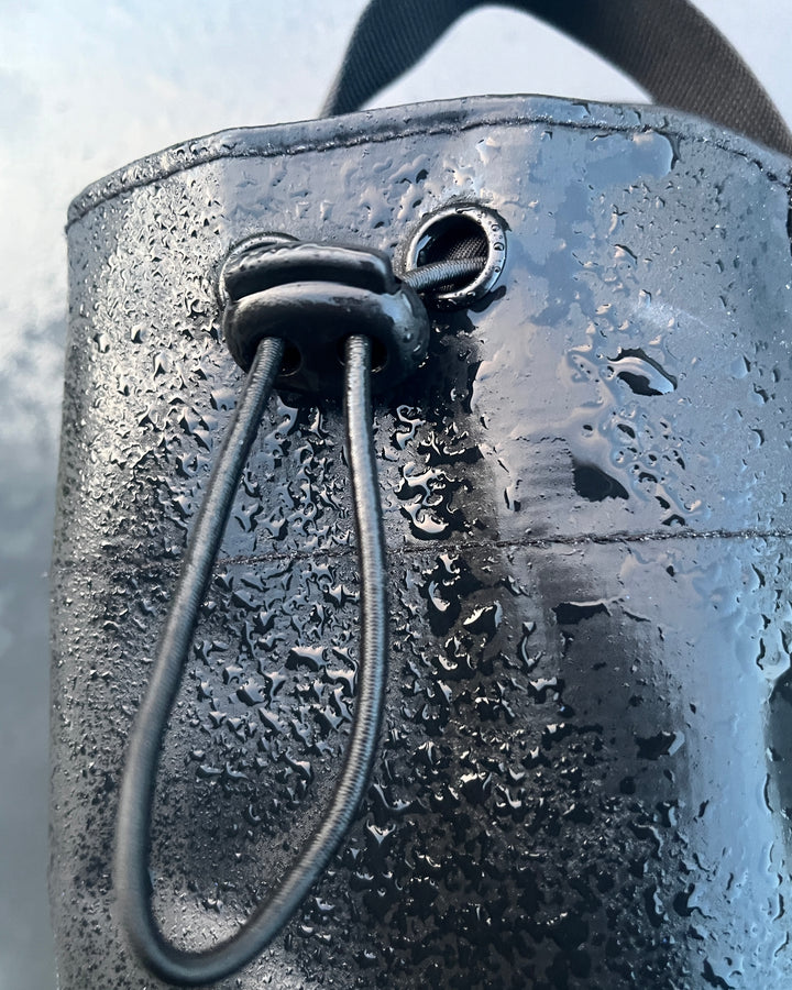 détail de la matière déperlante du sac de sport magnétique LIUMFIT avec gouttes d’eau visibles en surface