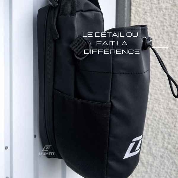 Plan du sac de sport magnétique LIUMFIT fixé sur surface métallique extérieure.