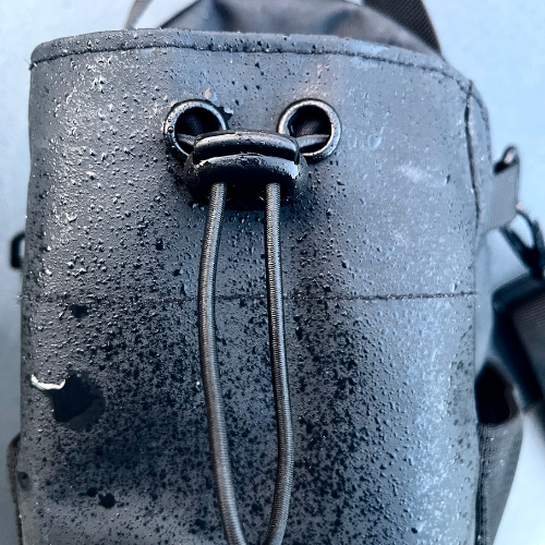 gros plan matière déperlante du sac de sport magnétique LIUMFIT avec gouttes d'eau