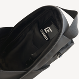 Détail intérieur du sac de sport magnétique LIUMFIT avec poche interne et doublure noire.