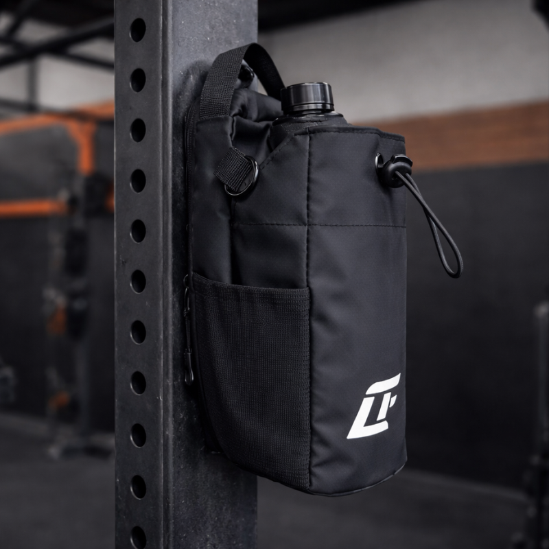 Sac de sport magnétique LIUMFIT fixé sur une structure métallique dans une salle de sport