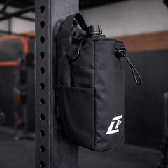 Sac de sport magnétique LIUMFIT fixé sur une structure métallique dans une salle de sport