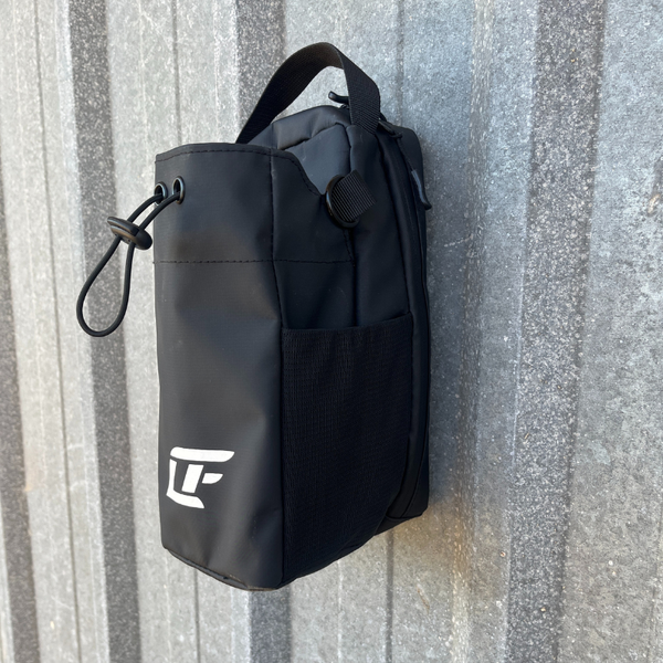 Sac de sport magnétique LIUMFIT fixé sur paroi métallique en extérieur.