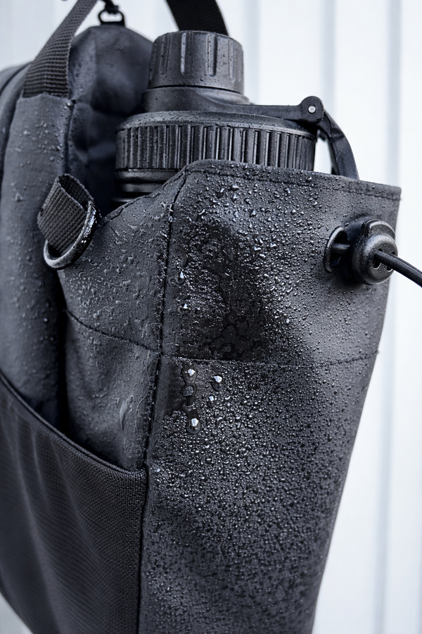 Sac de sport magnétique LIUMFIT en matière déperlante avec gouttes d’eau visibles.
