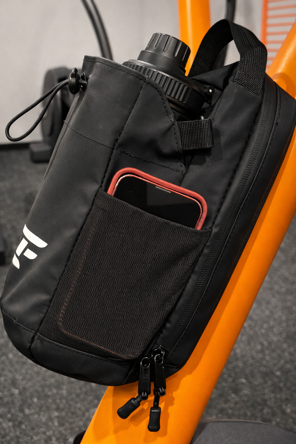 sac de sport magnétique LIUMFIT fixé sur structure métallique en salle de sport