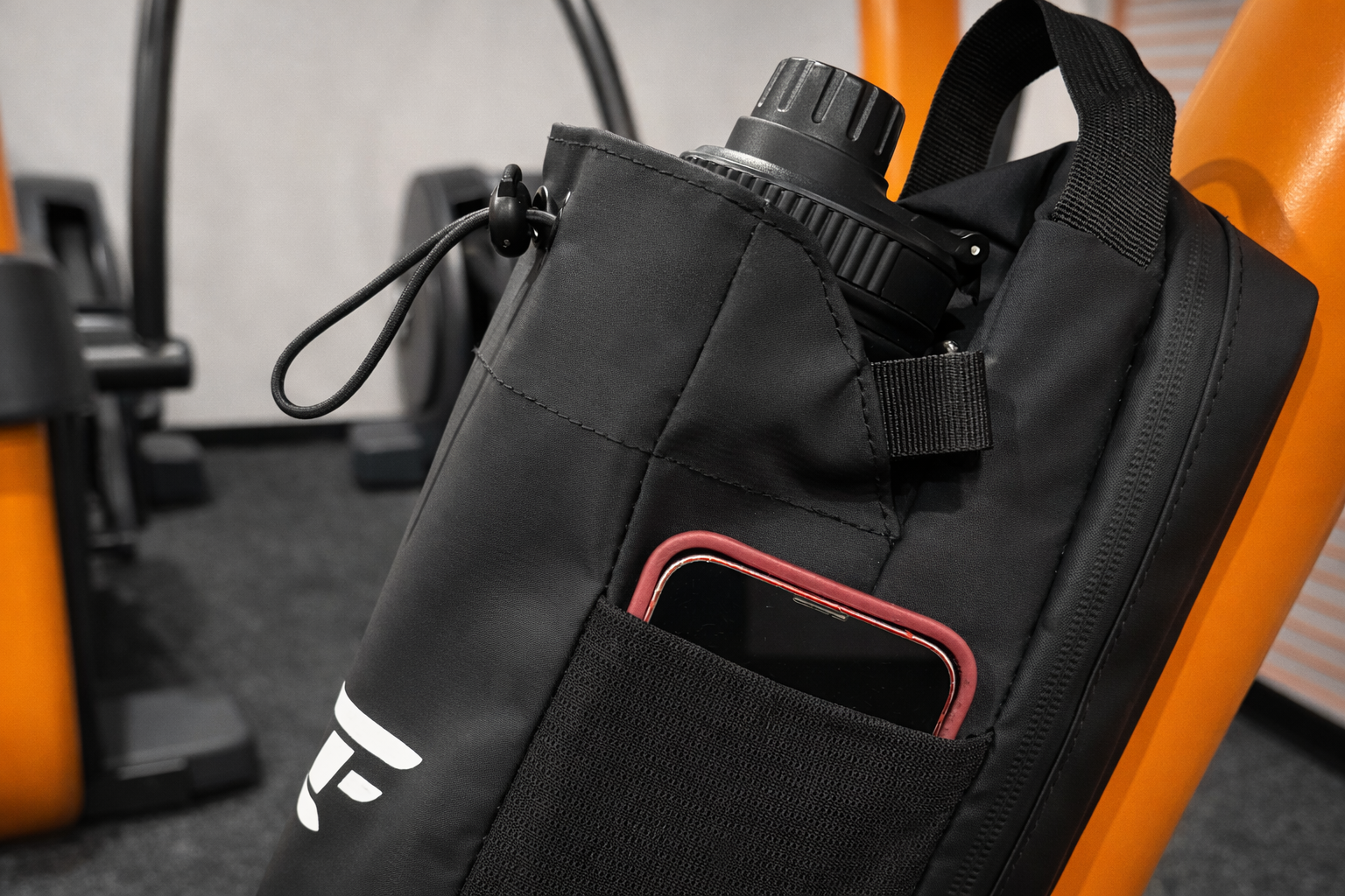 sac de sport magnétique LIUMFIT fixé sur structure métallique en salle de sport