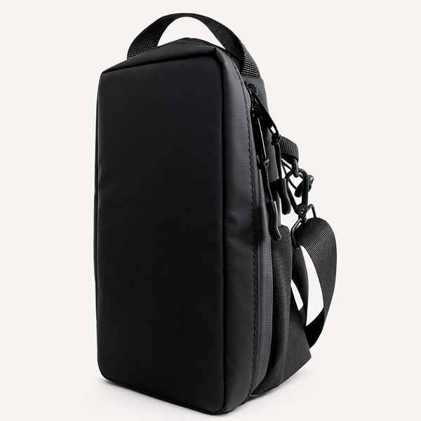 Sac de sport magnétique LIUMFIT noir vue arrière avec bandoulière ajustable.