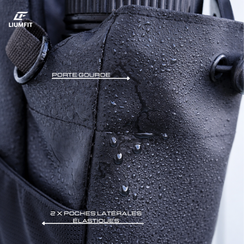 Vue rapprochée du sac de sport magnétique LIUMFIT avec porte-gourde et poches latérales élastiques.