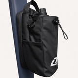 Sac de sport magnétique LIUMFIT fixé sur une barre métallique.