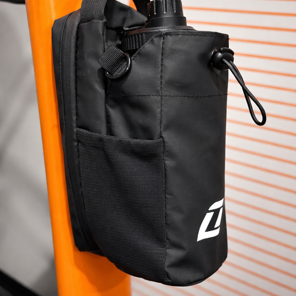 vue latérale du sac de sport magnétique LIUMFIT fixé sur une structure métallique en salle de sport